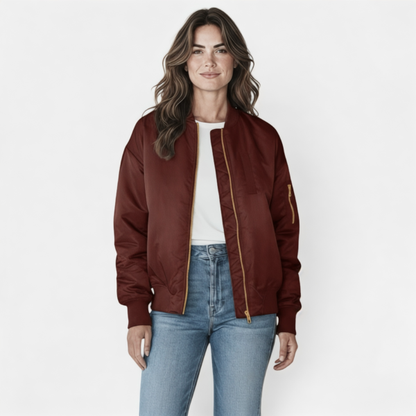 1, Bordeaux Bomberjacke mit Glanz-Finish, Vorderansicht 2. Frau trägt Navy Bomberjacke mit Shopper-Tasche 3, Navy Bomberjacke mit Glanz-Optik, Vorderansicht 4. Navy Bomberjacke, Rückansicht mit Ballonärmeln 4. Oliv Bomberjacke mit Glanz-Optik, Vorderansicht 5. Frau trägt oliv Bomberjacke im lässigen Streetstyle 6. Frau in oliv Bomberjacke, Frontalansicht 7. Bordeaux Bomberjacke, Rückansicht 8. Frau trägt oliv Bomberjacke mit Midirock, Seitenansicht 9. Detailansicht oliv Bomberjacke mit Ärmeltasche 10. Frau trägt oliv Bomberjacke mit Handtasche 11. Frau trägt Navy Bomberjacke mit Shopper-Tasche 12. Frau trägt Bordeaux Bomberjacke mit Jeans 13. Frau trägt oliv Bomberjacke mit Midirock und Tasche 14. Frau mit schwarzer Bomberjack vrontal 15.Frau mit scharzer ruby bomberjacke 16. schwarzer ruby bomberjacke
