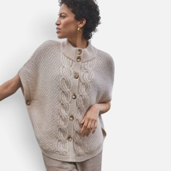 • Bild 1: Frau trägt beigefarbenes Strickcape mit Zopfmuster und Knopfleiste, Nahaufnahme Kragen • Bild 2: Frontalansicht des Tekla Ponchos mit Zopfmuster und Hornknöpfen • Bild 3: Rückansicht des Strickcapes mit durchgehendem Zopfmuster • Bild 4: Detailaufnahme des Zopfmusters am Kragen und Schulterbereich