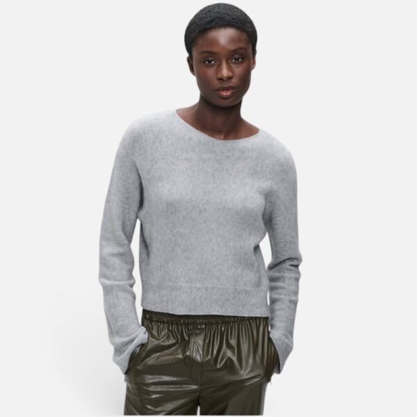 • Bild 1 (grau, Produktfoto freigestellt): Jane Lushka cropped Pullover in Grau meliert, Freisteller Vorderansicht • Bild 2 (Model, Vollbild mit Rock): Jane Lushka schwarzer cropped Pullover kombiniert mit braunem Cordrock, Gesamtlook • Bild 3 (Model, Nahaufnahme schwarz): Jane Lushka cropped Pullover in Schwarz, Nahaufnahme Ausschnitt und Feinstrick • Bild 4 (schwarz, Produktfoto freigestellt): Jane Lushka cropped Pullover in Schwarz, Freisteller Vorderansicht • Bild 5 (Model, Rückansicht grau mit Lederhose): Jane Lushka grauer cropped Pullover Rückansicht, kombiniert mit Lederhose • Bild 6 (Model, Vollbild grau mit Lederhose): Jane Lushka grauer cropped Pullover im Gesamtlook mit Lederhose • Bild 7 (Model, Nahaufnahme grau): Jane Lushka cropped Pullover in Grau meliert, Nahaufnahme Feinstrick und Rundhals • Bild 8 (Model, Nahaufnahme schwarz, Duplikat von Bild 3): Jane Lushka cropped Pullover in Schwarz, Nahaufnahme Ausschnitt