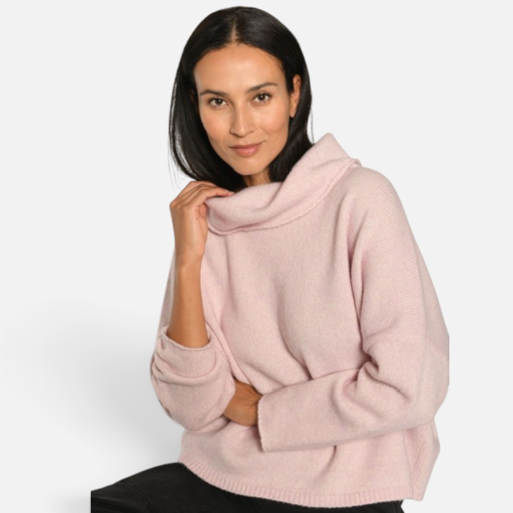 1. Frau trägt rosa Vetono Rollkragenpullover, Nahaufnahme des Kragens 2. Frau im rosa Vetono Rollkragenpullover, sitzend, Ganzkörperansicht mit schwarzer Cordhose 3. Rosa Vetono Rollkragenpullover freigestellt, Produktansicht