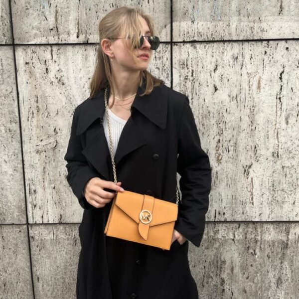 Mineva Hase im schwarzen Trenchcoat