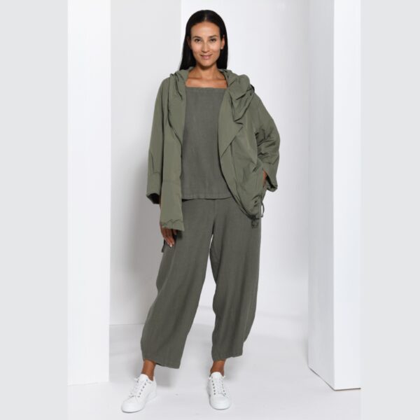 Bild 1 (Frontalansicht) „Frau trägt olivfarbene Oversized-Jacke von Beton mit Kapuze, kombiniert mit olivfarbener Hose und weißen Sneakers” Bild 2 (Seitenansicht) „Seitenansicht olivfarbene Beton Jacke mit weitem Schnitt und Kordelzug am Saum” Bild 3 (Rückenansicht) „Rückenansicht olivfarbene Oversized-Jacke von Beton mit voluminösem Kapuzenkragen und Kordelzug”