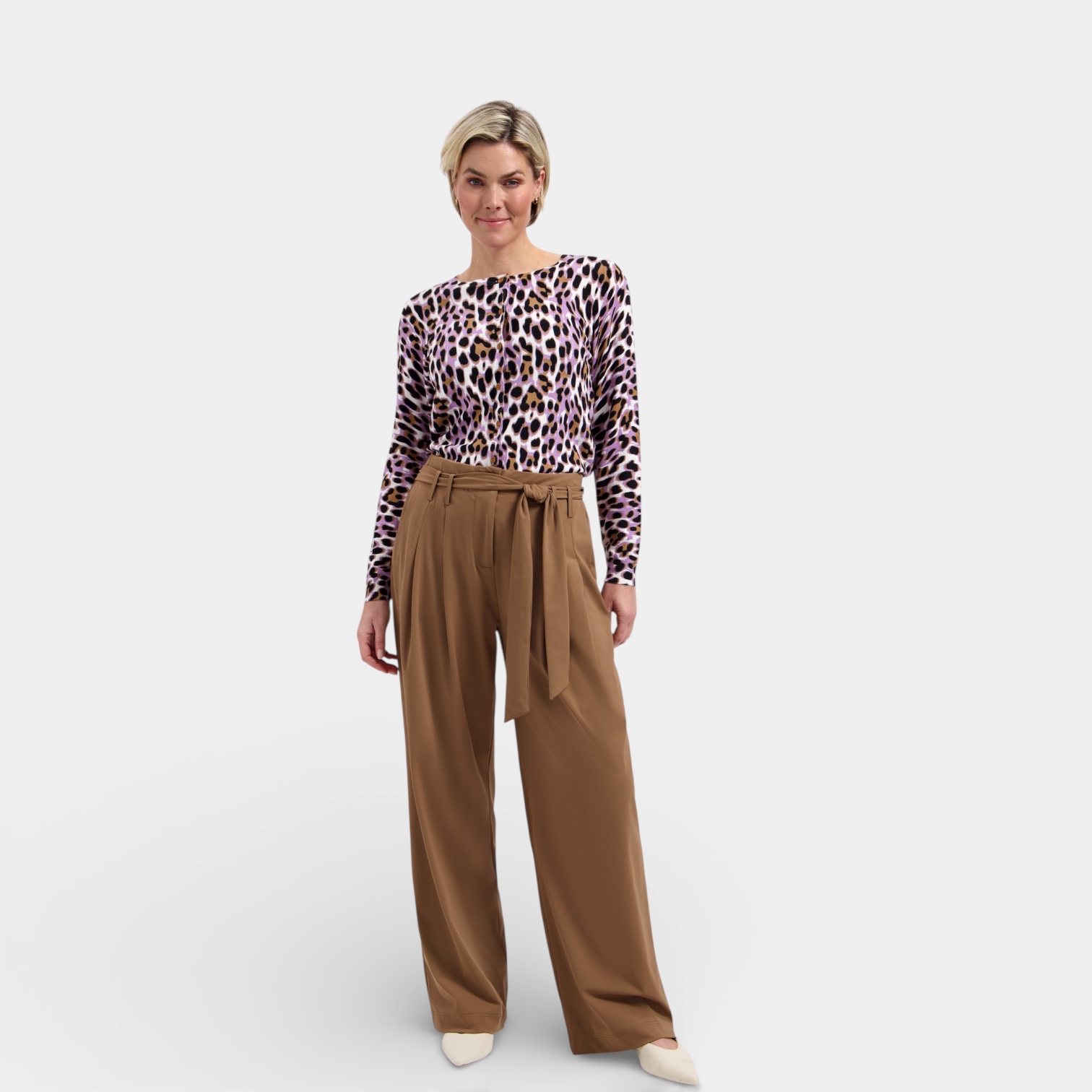 Frau in Bundfalten Hose mit Bindegürtel in Mocca