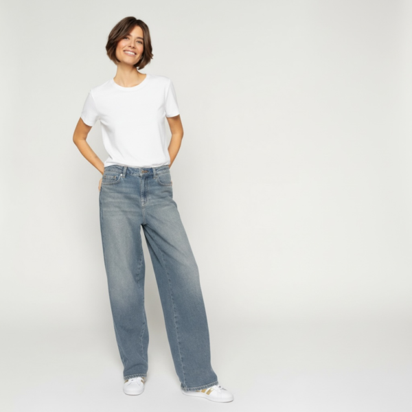 Barrel Jeans mit weißen T-Shirt