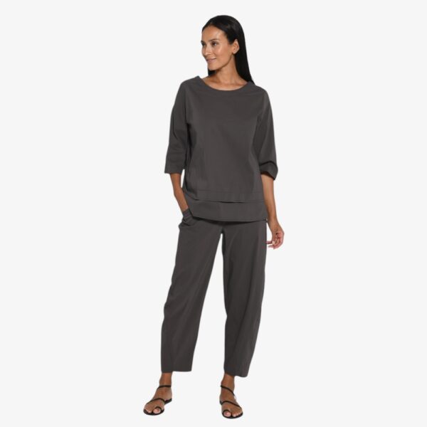 ALT-TEXTE (für Bilder im Webshop & SEO) Bild 1 – Modelfoto Ganzkörper (oliv): Frau trägt lässige Rundhalsbluse in Oliv mit 3/4-Ärmeln und weitem Schnitt, kombiniert mit olivgrüner Hose – Vetono F/S 2026 Bild 2 – Modelfoto Oberkörper (oliv): Detailansicht einer olivgrünen Damenbluse mit Rundhals und 3/4-Ärmeln an einer lächelnden Frau – Bluse 8627-025 von Vetono Bild 3 – Freisteller (oliv, schwebend): Olivgrüne Rundhalsbluse mit Doppelsaum und 3/4-Arm freigestellt auf weißem Hintergrund – Damenbluse Vetono Art. 8627-025