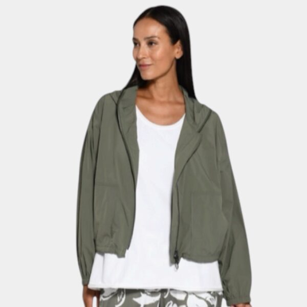 ALT-TEXTE (für Ihre Bilder) Bild 1 – Modelfoto von vorne: Frau trägt leichte olivgrüne Kapuzenjacke mit Oversized-Schnitt und Reißverschluss, kombiniert mit weißem Top und gemusterter Hose – Damen Windbreaker Jacke Art. 8601-061 Bild 2 – Modelfoto von hinten: Rückenansicht einer olivgrünen Damen-Kapuzenjacke aus Polyamid mit lockerem Schnitt, kombiniert mit floraler Hose in Oliv-Weiß – Vetono Frühjahr 2026