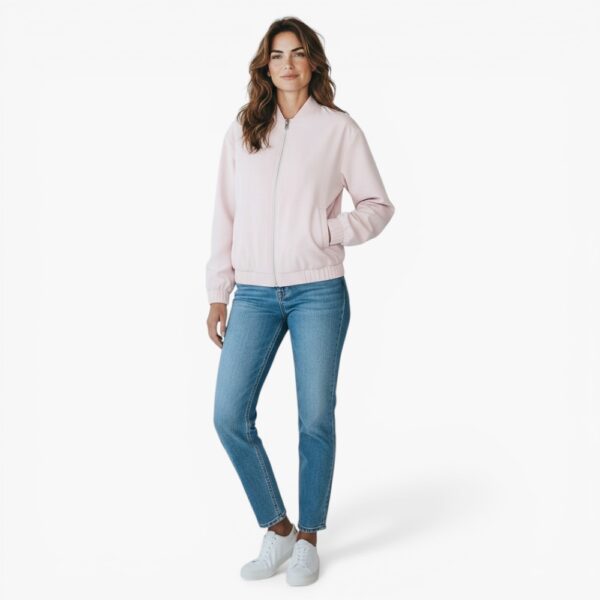 Bild 1 (Rückenansicht): Damen Bomberjacke Rosa Rückenansicht, Techno Jersey Blouson mit Rippbündchen Bild 2 (Frontansicht, geschlossen): Damen Bomberjacke Rosa von vorne, leichte Übergangsjacke mit Reißverschluss Bild 3 (Seitenansicht, offen): Damen Bomberjacke Rosa Seitenansicht offen, femininer Blouson Schnitt Bild 4 (Frontansicht, geschlossen, ganzer Körper): Damen Bomberjacke Rosa ganzkörper Frontansicht, nachhaltige Jacke EU-Produktion Bild 5 (Frontansicht, Hände in Hüften): Damen Bomberjacke Rosa lässiger Style, Blouson Jacke Frühjahr Sommer