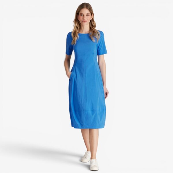 Bild 1: Fox Modern Midi-Kleid Kornblumenblau, Frontansicht, Ballonrock-Silhouette, Rundhals, kurze Ärmel Bild 2: Fox Modern Kleid Kornblumenblau, Seitenansicht, weiche Ballonform des Rocks Bild 3: Fox Modern Kleid Kornblumenblau, Rückenansicht, verdeckter Reißverschluss Bild 4: Detailaufnahme Einschubtasche, Fox Modern Kleid Kornblumenblau Bild 5: Fox Modern Midi-Kleid Kornblumenblau, Freisteller, Vorderansicht