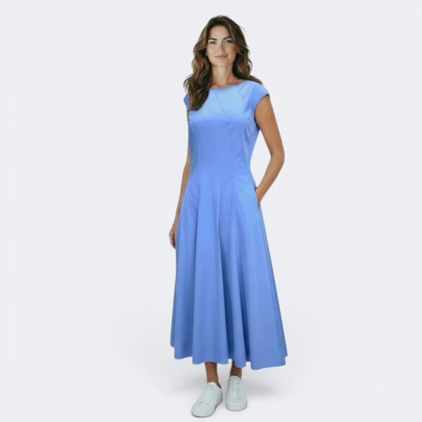Bild 1: Maxi-Kleid Lavendelblau A-Linie, Seitenansicht, Cap Sleeves, Seitentasche, schwingender Rock Bild 2: Maxi-Kleid Lavendelblau, Frontansicht in Bewegung, weiter A-Linie-Rock, Bootsausschnitt Bild 3: Maxi-Kleid Lavendelblau, Frontansicht, taillierte Prinzessnaht, Cap Sleeves, Seitentasche Bild 4: Maxi-Kleid Lavendelblau Freisteller, A-Linie-Rock mit Gehfalten, Bootsausschnitt, ärmellos