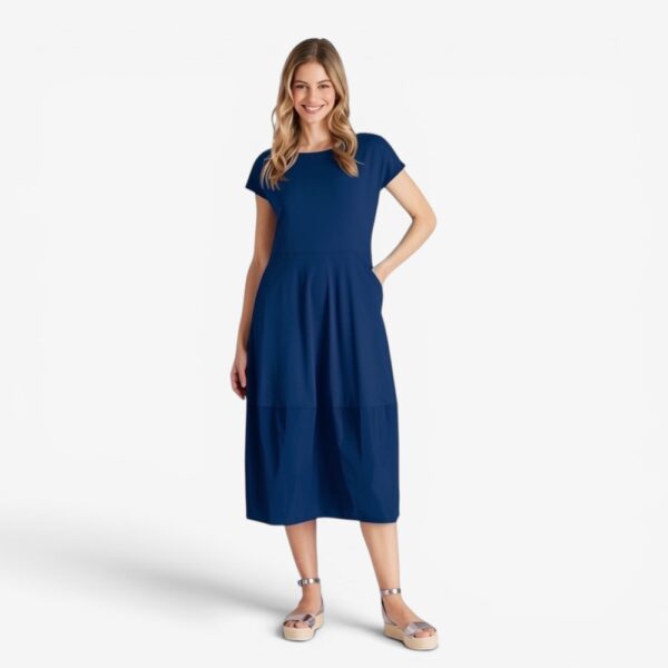 Bild 1: Frau trägt Midi-Kleid Sonux von Fox’s Mode in Dunkelblau, Vorderansicht, Rundhalsausschnitt und Kurzarm, A-Linie mit O-Form-Saum in Taft, Wadenlänge Bild 2: Rückenansicht des Midi-Kleides Sonux von Fox’s Mode in Dunkelblau, Taft-Saum und O-Form gut sichtbar Bild 3: Seitenansicht Midi-Kleid Sonux von Fox’s Mode in Dunkelblau, Silhouette mit Materialmix Jersey und Taft Bild 4: Frau trägt Midi-Kleid Sonux von Fox’s Mode in Grün, Vorderansicht, glänzender Taft-Saum, lachende Frau Bild 5: Seitenansicht Midi-Kleid Sonux von Fox’s Mode in Grün, Eingriffstasche sichtbar, weicher Fall des Viskose-Jersey Bild 6: Produktfoto Midi-Kleid Sonux von Fox’s Mode in Grün, O-Form-Saum aus Taft, freistehend Bild 7: Produktfoto Midi-Kleid Sonux von Fox’s Mode in Dunkelblau, O-Form-Saum aus Taft, freistehend
