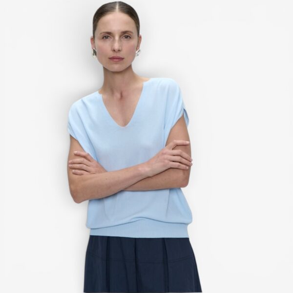 Bild 1 (Rückenansicht Hellblau am Model): JS Seal Top in Hellblau – Rückenansicht mit V-Ausschnitt und überschnittenen Schultern, kombiniert mit dunkelblauem Midirock Bild 2 (Frontansicht Hellblau am Model): JS Seal Top Hellblau – Frontansicht am Model mit V-Ausschnitt und lockerem Schnitt Bild 3 (Produktfoto Hellblau): JS Seal Top in Hellblau – leichtes Strickshirt mit V-Ausschnitt, Freisteller Bild 4 (Detailansicht Gelb am Model): JS Seal Top Zitronengelb – Detailansicht Schulter und Ausschnitt am Model Bild 5 (Frontansicht Gelb am Model): JS Seal Top in Zitronengelb – Frontansicht am Model, kombiniert mit gelbem Midirock Bild 6 (Rückenansicht Gelb am Model): JS Seal Top Zitronengelb – Rückenansicht am Model mit weitem Midirock Bild 7 (Nahaufnahme Gelb am Model): JS Seal Top Gelb – Nahaufnahme Oberkörper mit V-Ausschnitt und Kettendetail Bild 8 (Produktfoto Gelb): JS Seal Top in Zitronengelb – Strickshirt mit V-Ausschnitt, Freisteller Bild 9 (Rückenansicht Weiß am Model): JS Seal Top Weiß – Rückenansicht am Model, kombiniert mit weißer Palazzo-Hose Bild 10 (Frontansicht Weiß am Model): JS Seal Top in Weiß – Frontansicht am Model mit V-Ausschnitt und Goldschmuck Bild 11 (Produktfoto Weiß): JS Seal Top Weiß – leichtes Strickshirt mit V-Ausschnitt, Freisteller