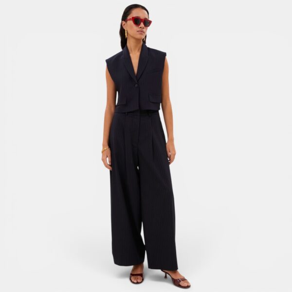 1. Nadelstreifen Hose Barrel Fit Dunkelblau – Streetstyle Outfit 2. Nadelstreifen Hose Barrel Fit Dunkelblau – Produktfoto Frontansicht 3. Nadelstreifen Hose Barrel Fit Dunkelblau – Rückansicht kombiniert mit Bluse 4. Nadelstreifen Hose Barrel Fit Dunkelblau – Seitenansicht kombiniert mit Bluse 5. Nadelstreifen Hose Barrel Fit Dunkelblau – Frontansicht mit Weste 6. Nadelstreifen Hose Barrel Fit Dunkelblau – Seitenansicht mit Weste 7. Nadelstreifen Hose Barrel Fit Dunkelblau – Rückansicht mit Weste