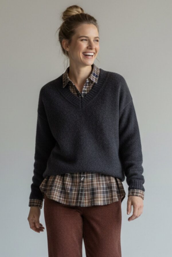 1. Frau trägt Oversized-Pullover mit V-Ausschnitt über kariertem Hemd 2. Nahaufnahme Yak-Alpaka Pullover mit V-Ausschnitt im Layering-Look mit Flanellhemd 3. Ganzkörperansicht Oversized Strickpullover kombiniert mit brauner Stoffhose und Loafer.