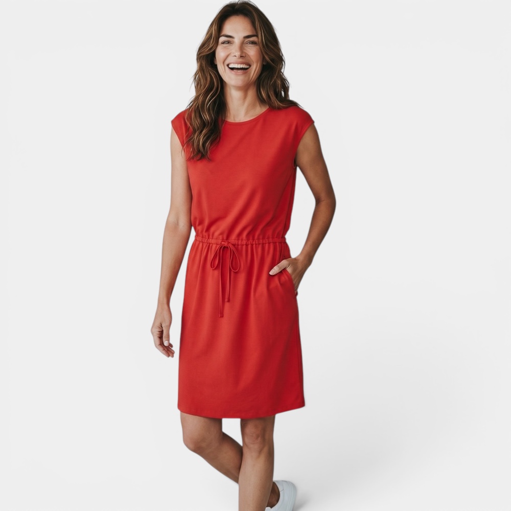 Bild 1 (Model, lässige Pose): Japan TKY Travel-Kleid in Midi-Länge, lässig getragen mit Tunnelzug Bild 2 (Model mit Hand in Tasche): Japan TKY Midi-Kleid mit Seitentasche, Model trägt die Hand in der Tasche Bild 3 (Model, Hände in der Hüfte): Japan TKY Sommerkleid, selbstbewusste Pose, Frontansicht mit Tunnelzug Bild 4(Detailaufnahme Oberteil): Japan TKY Kleid Detailansicht, Rundhalsausschnitt und Cap-Sleeves Bild 5 (Model, Hände vor dem Körper): Japan TKY Damenkleid mit Zugband in der Taille, lässiger Stil Bild 6 (Frontansicht, Model lächelnd): Japan TKY Kleid frontal, Cap-Sleeves und Tunnelzug, Midi-Länge Bild 7 (Rückenansicht): Japan TKY Midi-Kleid Rückenansicht, Tunnelzug Taille, getragen von Model Bild 8 (Freisteller): Japan TKY Midi-Kleid mit Tunnelzug in der Taille, Freisteller