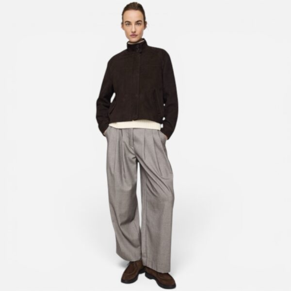 (Bild):Graue weite Stoffhose mit Bundfalten und hohem Bund