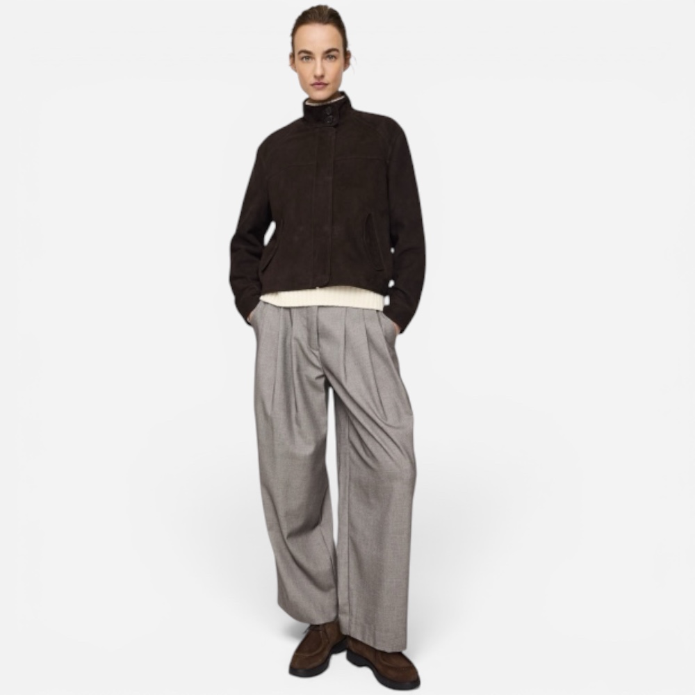 (Bild):Graue weite Stoffhose mit Bundfalten und hohem Bund