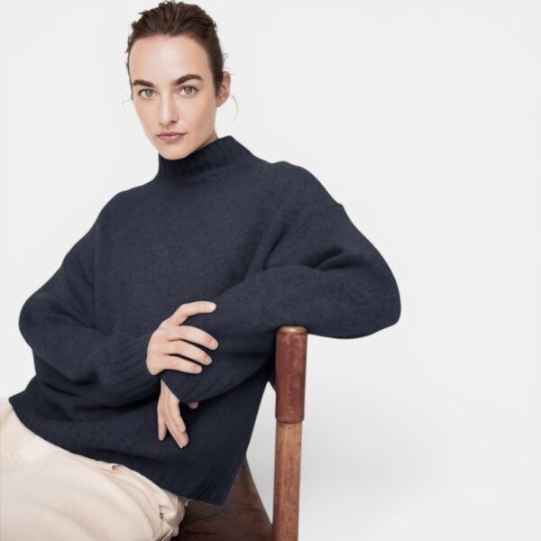Bild 1: JC Sophie PERLA Pullover in Dark Blue Melange aus Yak und Alpaka. Bild 2: Damen trägt den PERLA Pullover von JC Sophie mit cremefarbener Hose. Bild 3: Detailansicht der hochwertigen Strickqualität aus Yak und Alpaka. Bild 4: Eleganter Herbstlook mit dem JC Sophie PERLA Pullover in Dark Blue Melange. Bild 5: Moderner Oversized Strickpullover von JC Sophie aus Naturfasern.