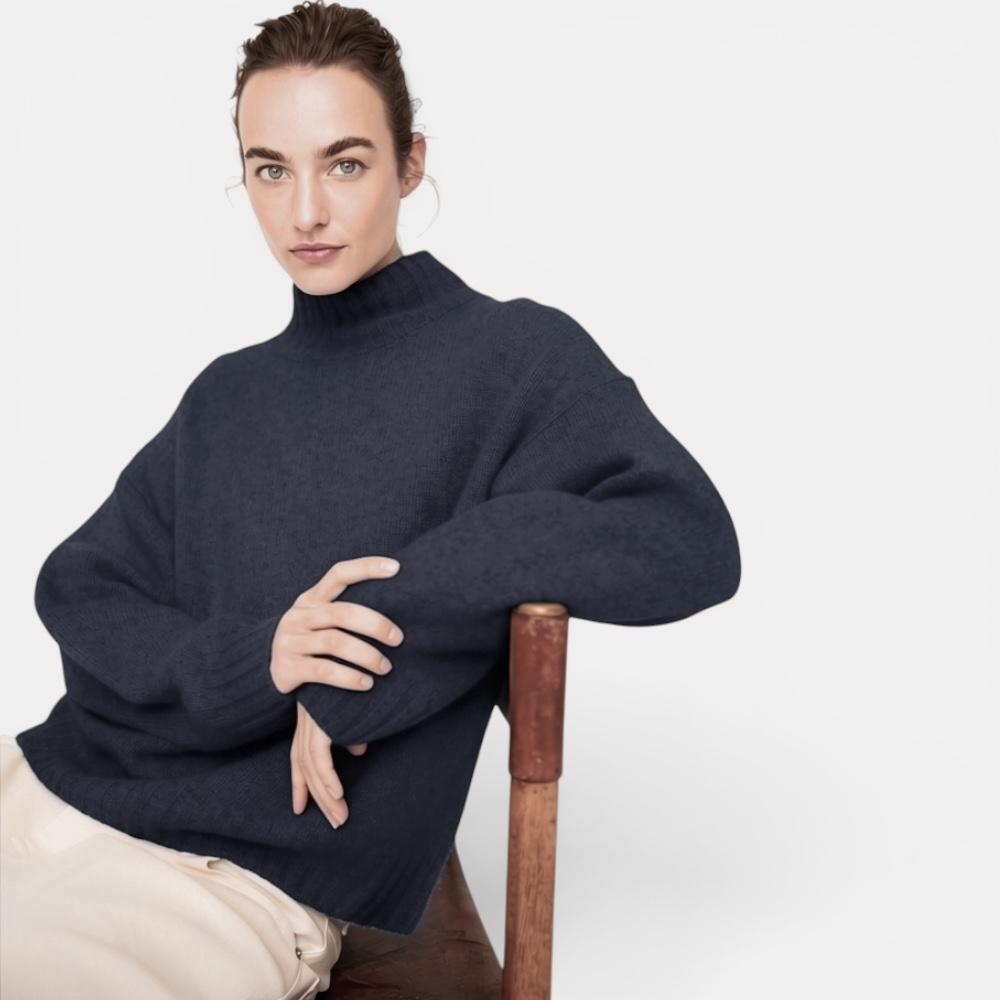 Bild 1: JC Sophie PERLA Pullover in Dark Blue Melange aus Yak und Alpaka. Bild 2: Damen trägt den PERLA Pullover von JC Sophie mit cremefarbener Hose. Bild 3: Detailansicht der hochwertigen Strickqualität aus Yak und Alpaka. Bild 4: Eleganter Herbstlook mit dem JC Sophie PERLA Pullover in Dark Blue Melange. Bild 5: Moderner Oversized Strickpullover von JC Sophie aus Naturfasern.