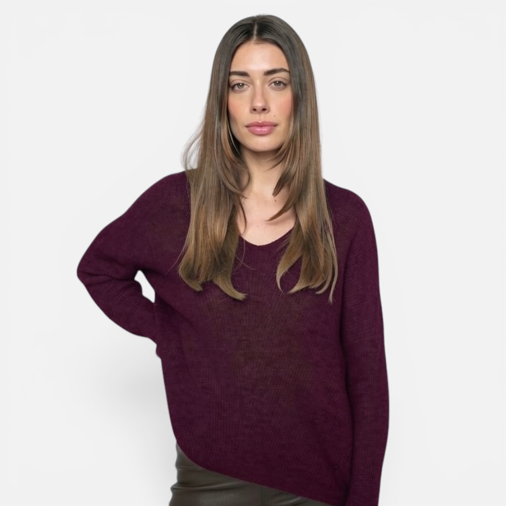 • Bild 1: Mos Mosh Thora V-Neck Pullover in Port Royaled Model in Nahaufnahme mit Lederhose • Bild 2: Mos Mosh Thora V-Neck Pullover in Sweet Grape, Model mit verschränkten Armen • Bild 3: Mos Mosh Thora V-Neck Pullover in Violrt Tulip, Model in Ganzkörperansicht mit Lederhose • Bild 4: Mos Mosh Thora Pullover in Flieder, Freisteller Vorderansicht • Bild 5: Mos Mosh Thora Pullover in Bordeaux, Freisteller Vorderansicht • Bild 6: Mos Mosh Thora Pullover in Dunkellila, Freisteller