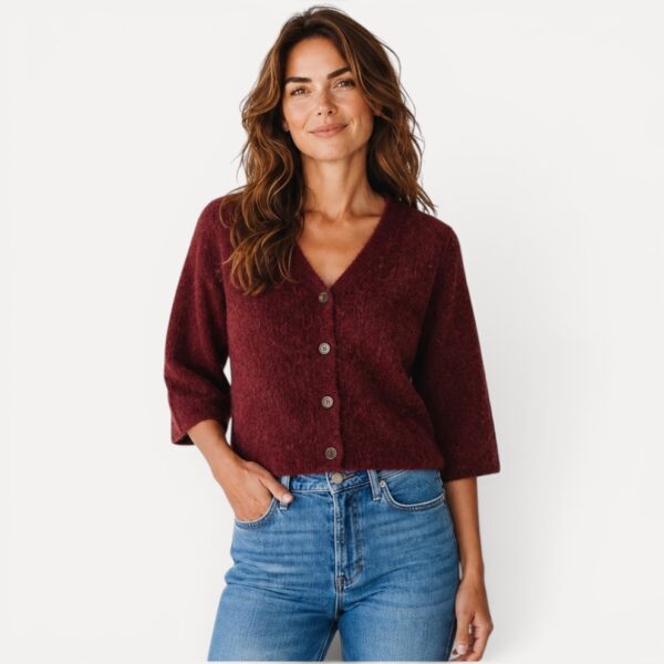 1. Frau trägt weinrote Cropped-Strickjacke mit Jeans, Nahaufnahme Oberkörper 2. Frau lächelt in weinroter Strickjacke mit Kimono-Ärmeln 3. Ganzkörperansicht: weinrote Strickjacke kombiniert mit heller Jeans 4. Ganzkörperansicht: weinrote Strickjacke kombiniert mit dunkler Jeans 5. Produktfoto weinrote Strickjacke, Vorderansicht freigestellt 6. Produktfoto weinrote Strickjacke, Rückansicht freigestellt 7. Frau trägt anthrazitfarbene Strickjacke, Nahaufnahme Oberkörper 8. Frau mit verschränkten Armen in anthrazitfarbener Strickjacke 9. Frau lächelt in anthrazitfarbener Strickjacke, seitliche Ansicht 10. Ganzkörperansicht: anthrazitfarbene Strickjacke mit heller Jeans, gehend 11. Produktfoto anthrazitfarbene Strickjacke, Vorderansicht freigestellt 12. Produktfoto anthrazitfarbene Strickjacke, Rückansicht freigestellt