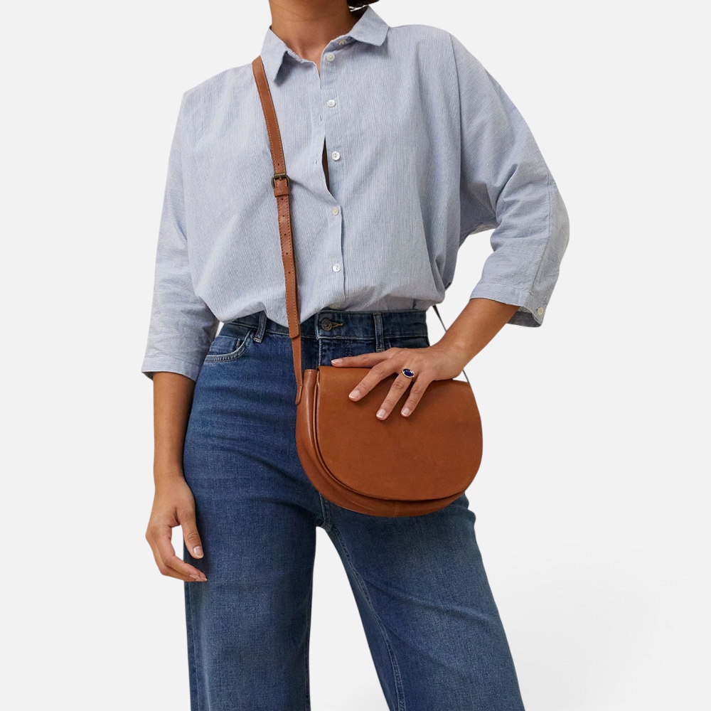 Alt-Texte (je Bild) • Sattel-Umhängetasche aus Leder, Frontalansicht • Sattel-Umhängetasche aus Leder, Seitenansicht • Sattel-Umhängetasche aus Leder, geöffnet mit Innenfach • Model trägt Sattel-Umhängetasche aus Leder als Crossbody • Sattel-Umhängetasche aus Leder, Rückansicht mit Riemen