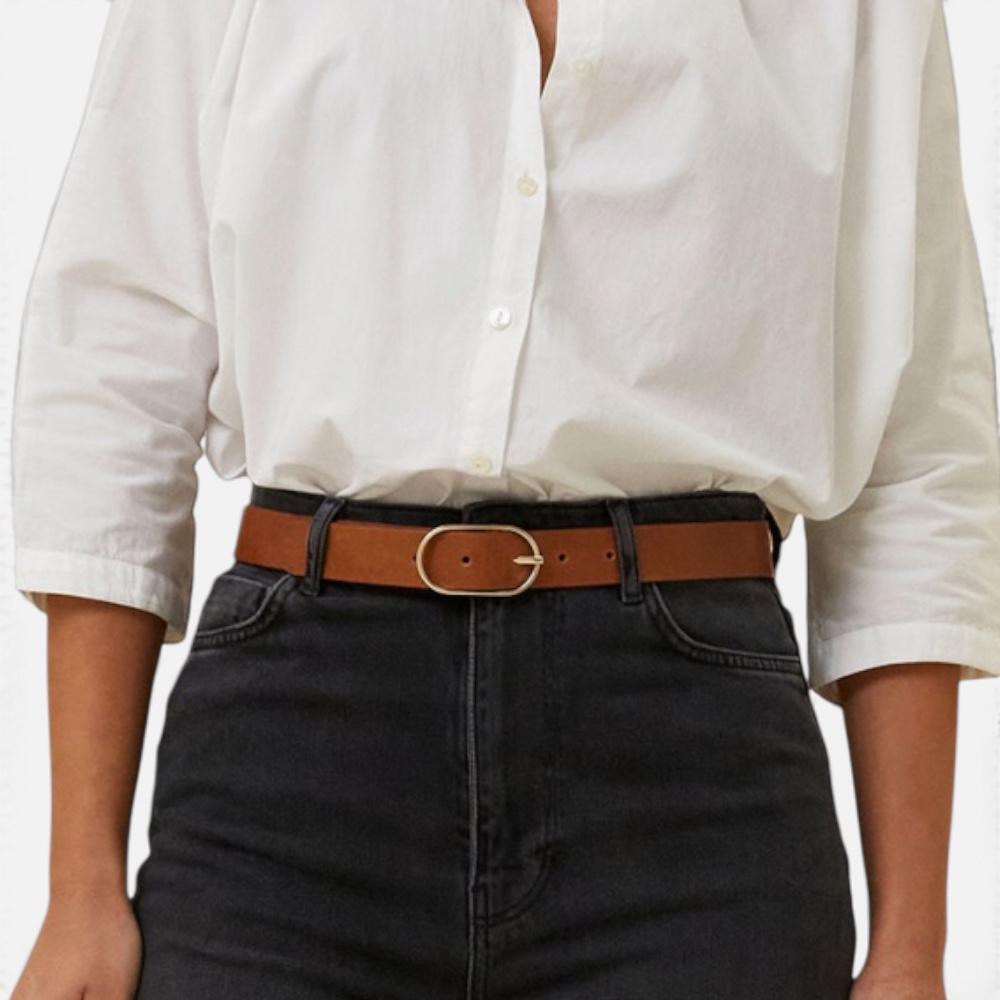 • Bild 1 (Nahaufnahme cognac an schwarzer Jeans): Ledergürtel Beira Amsterdam in Cognac mit goldener ovaler Schnalle, getragen zu schwarzer Jeans • Bild 2 (Model in Bluse und weiter Jeans, schwarzer Gürtel): Model trägt schwarzen Ledergürtel mit Goldschnalle zu weiter Jeans und hellblauer Bluse • Bild 3 (Nahaufnahme schwarz): Nahaufnahme des schwarzen Ledergürtels mit ovaler Goldschnalle von Produktansicht