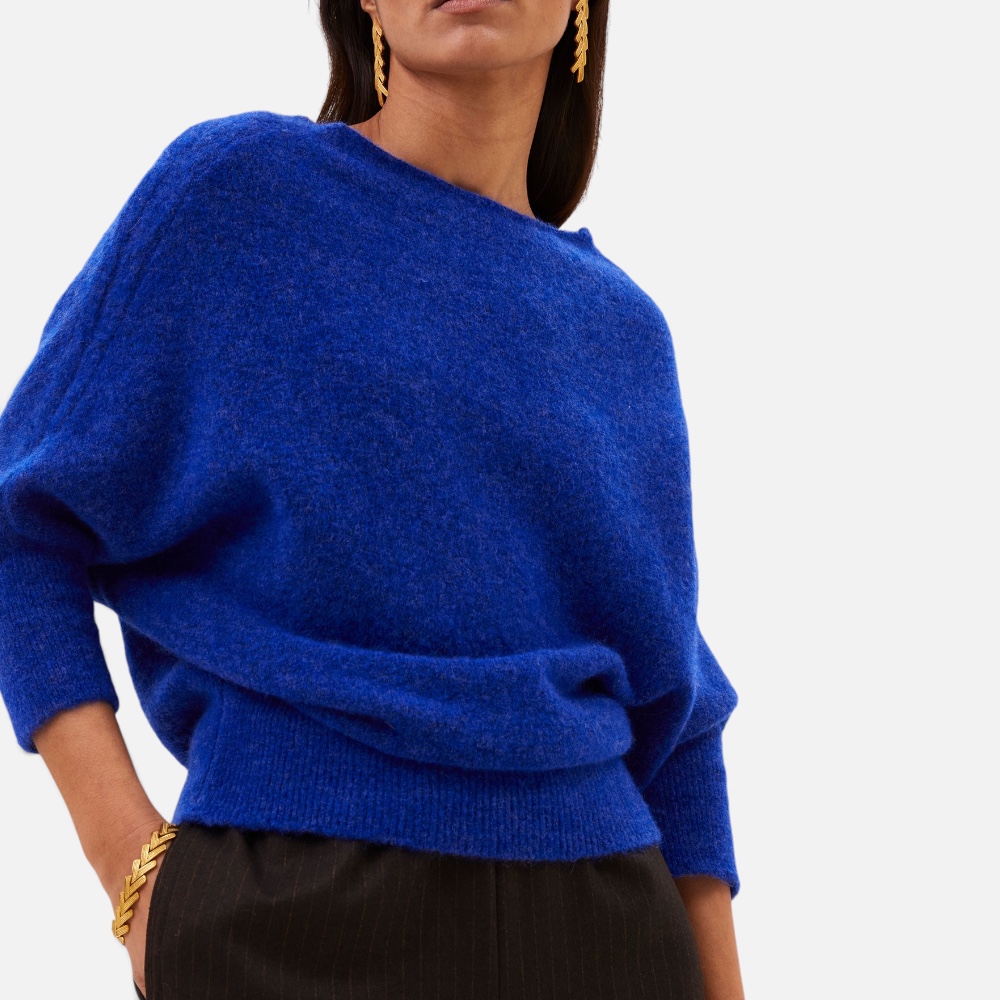 • Model trägt blauen Pullover, Nahaufnahme Ausschnitt • Model trägt blauen Pullover, Ganzkörperansicht • Model trägt blauen Pullover auf der Straße • Model trägt blauen Pullover, Seitenansicht im Gehen • Model trägt blauen Pullover, Rückansicht • Model trägt blauen Pullover, Frontalansicht an der Wand • Blauer Pullover freigestellt, Rückansicht • Model trägt navyfarbenen Pullover, Ganzkörperansicht • Model trägt navyfarbenen Pullover, Nahaufnahme Ausschnitt • Model trägt navyfarbenen Pullover, Seitenansicht • Model trägt navyfarbenen Pullover, Rückansicht • Navyfarbener Pullover freigestellt, Rückansicht