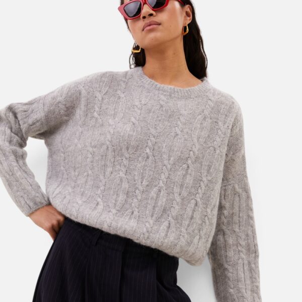 Weicher Alpaka-Strickpullover in Hellgrau