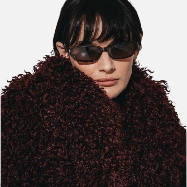 • Frau in weinroter Faux-Fur Kurzjacke mit hochgeschlagenem Kragen, Nahaufnahme Gesicht • Frau sitzt auf Hocker, trägt oversized Bordeaux Teddy-Jacke • Frontalansicht Faux-Fur Kurzjacke in Weinrot, voluminöse Silhouette • Seitenansicht Faux-Fur Kurzjacke Bordeaux, Detailaufnahme Textur • Rückansicht Faux-Fur Kurzjacke Bordeaux • Faux-Fur Kurzjacke Bordeaux freigestellt ohne Model