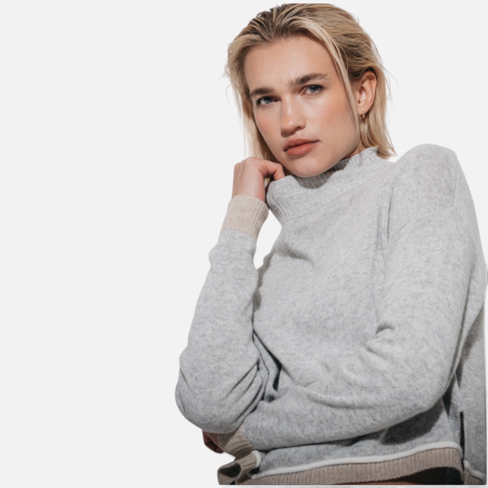 • Frau in grauem Cashmere Blend Pullover mit Stehkragen, Nahaufnahme Gesicht • Rückansicht Cashmere Pullover mit Kontrastsaum, Frau in Bewegung • Frau in grauem Pullover kombiniert mit dunkler Faltenhose, Frontansicht • Cashmere Blend Pullover freigestellt ohne Model