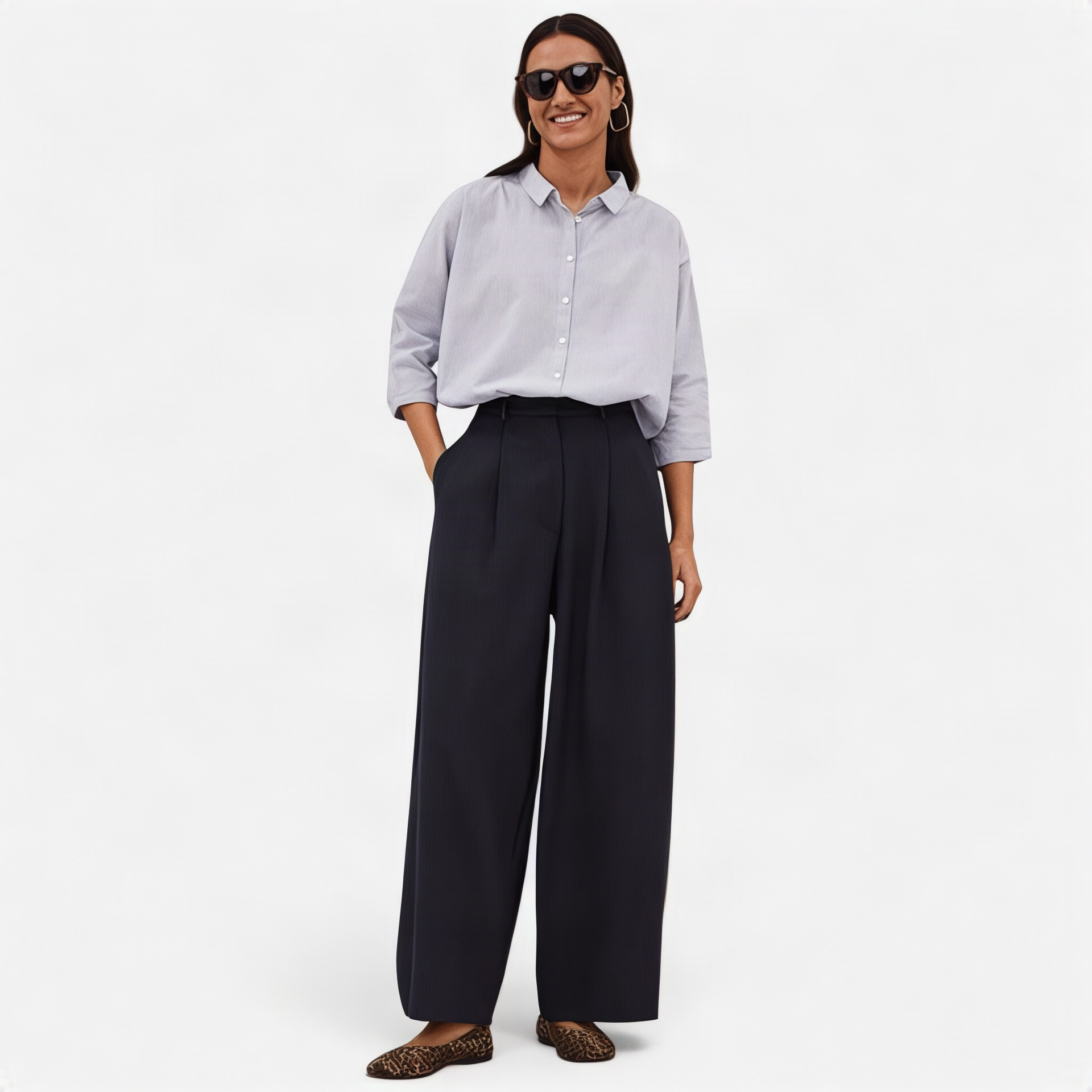 • Frau in Nadelstreifen-Hose mit hellem Hemd, Ganzkörperansicht • Rückansicht Frau in Nadelstreifen-Hose mit gestreiftem Longsleeve • Frau in Nadelstreifen-Hose, Seitenansicht mit gestreiftem Top • Front