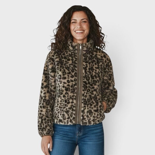 Bild 1 (Nahaufnahme, lächelnde Frau, Frontansicht): Frau trägt kuschelige Teddyfleece-Jacke mit Leoparden-Print und Stehkragen, Nahaufnahme Bild 2 (Ganzkörper, weißer Rollkragenpullover, Jeans mit Umschlag): Ganzkörperansicht Teddyfleece-Jacke im Leo-Print kombiniert mit weißem Rollkragenpullover und Jeans Bild 3 (Ganzkörper, orangefarbener Rollkragenpullover): Model trägt Leoparden-Print Teddyjacke zu orangefarbenem Rollkragenpullover und weiter Jeans Bild 4 (Rückenansicht): Rückenansicht der Teddyfleece-Jacke mit Leoparden-Print, kombiniert mit dunkler Jeans Bild 5 (Freisteller): Teddyfleece Jacke mit Leoparden-Print freigestellt, Vorderansicht mit offenem Reißverschluss
