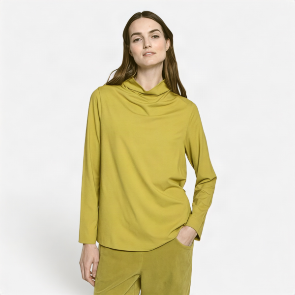 1. Frau in Curry-farbenem Shirt mit Wasserfall-Kragen, Nahaufnahme Oberkörper 2. Frau in Curry-farbenem Shirt mit Wasserfall-Kragen und passender Stoffhose, Frontalansicht 3. Frau in Navy-blauem Langarmshirt mit Wasserfall-Kragen, lächelnd 4. Frau in braunem Langarmshirt mit Wasserfall-Kragen, lächelnd 5. Frau in scchwaren Shirt mit Wasserfall-Kragen, Nahaufnahme 6. Freisteller Shirt in Curry, Wasserfall-Kragen, Vorderansicht 7. Freisteller Shirt in Navy-Blau, Wasserfall-Kragen, Vorderansicht 8. Freisteller Shirt in Braun, Wasserfall-Kragen, Vorderansicht 9. Freisteller Shirt in Schwarz, Wasserfall-Kragen, Vorderansicht
