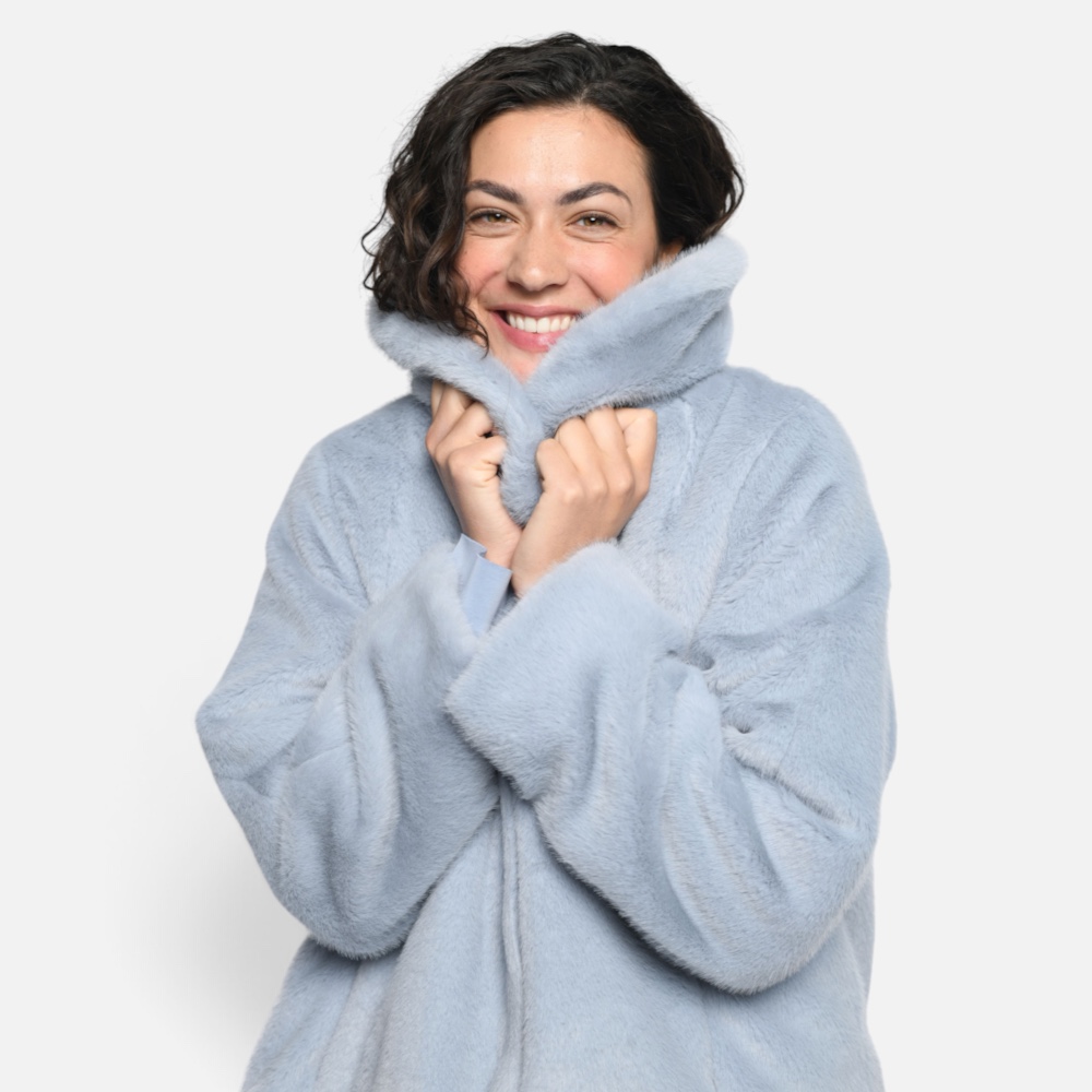 Frau in hellblauer Vetono Teddy-Fleece Jacke mit hochgezogenem Schalkragen, lächelnd 2. Nahaufnahme hellblaue Teddy-Fleece Jacke mit Schalkragen, Frontansicht 3. Frau in hellblauer Kuscheljacke, Ganzkörperansicht im Gehen 4. Hellblaue Teddy-Fleece Jacke, Seitenansicht im Gehen 5. Hellblaue Vetono Kuscheljacke freigestellt, Flat-Lay Frontansicht 6. Frau in hellgrüner Teddy-Fleece Jacke mit Schalkragen, Seitenansicht 7. Hellgrüne Vetono Kuscheljacke freigestellt, Flat-Lay Frontansicht