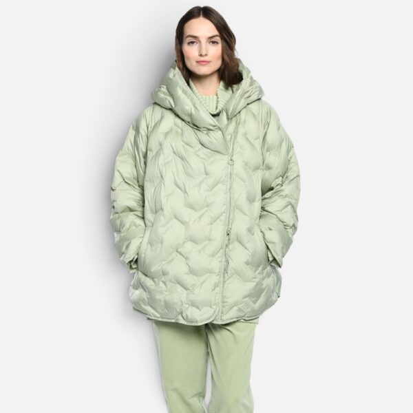 • Hellgrün, Frontansicht: Frau trägt hellgrüne oversized Steppjacke mit Kapuze und asymmetrischem Reißverschluss • Hellgrün, Seitenansicht: Seitenansicht der hellgrünen Steppjacke mit hochgeschlossener Kapuze • Hellgrün, Rückansicht: Rückansicht der hellgrünen Oversized-Steppjacke mit Kapuze • Hellgrün, Produktfoto freigestellt: Hellgrüne Steppjacke freigestellt mit Kapuze und Reißverschluss • Hellblau, Nahaufnahme Kapuze: Nahaufnahme der hellblauen Steppjacke mit hoher Kapuze • Hellblau, Produktfoto freigestellt: Hellblaue Steppjacke freigestellt mit Kapuze und Reißverschluss • Schwarz, Frontansicht: Frau trägt schwarze oversized Steppjacke mit Kapuze im Ganzkörperlook • Schwarz, Produktfoto freigestellt: Schwarze Steppjacke freigestellt mit Kapuze und Reißverschluss