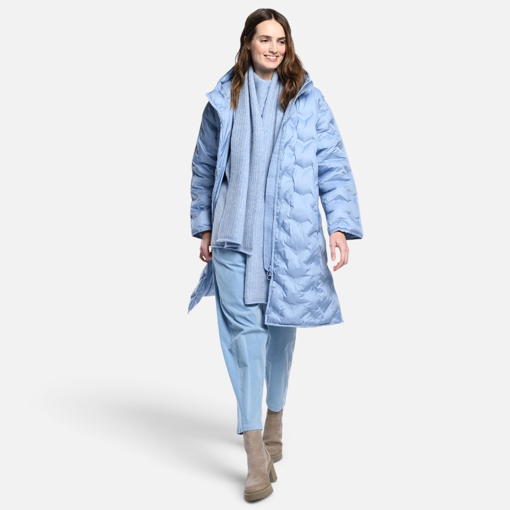 • Hellblau, Frontansicht mit Model: Frau trägt hellblauen langen Steppmantel mit Kapuze und Bindegürtel • Hellblau, Produktfoto freigestellt: Hellblauer Steppmantel freigestellt, offen mit sichtbarem Innenfutter • Schwarz, Frontansicht mit Model: Frau trägt schwarzen langen Steppmantel mit Kapuze, offen getragen • Schwarz, Produktfoto freigestellt: offen mit sichtbarem Innenfutter