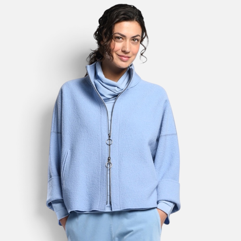 Bild 1 (Ganzkörper-Outfit): Lässiges Damen-Outfit mit hellblauer Vetono Walkjacke aus Schurwolle und passender weiter Hose von Glamorous Berlin. Bild 2 (Nahaufnahme Oberkörper): Damen-Jacke aus hellblauem Wollwalk der Marke Vetono mit praktischem Zwei-Wege-Reißverschluss und Stehkragen. Bild 3 (Produkt-Freisteller): Kastig geschnittene Vetono Walkjacke aus 100 Prozent Schurwolle in Hellblau mit umschlagbaren Ärmeln.