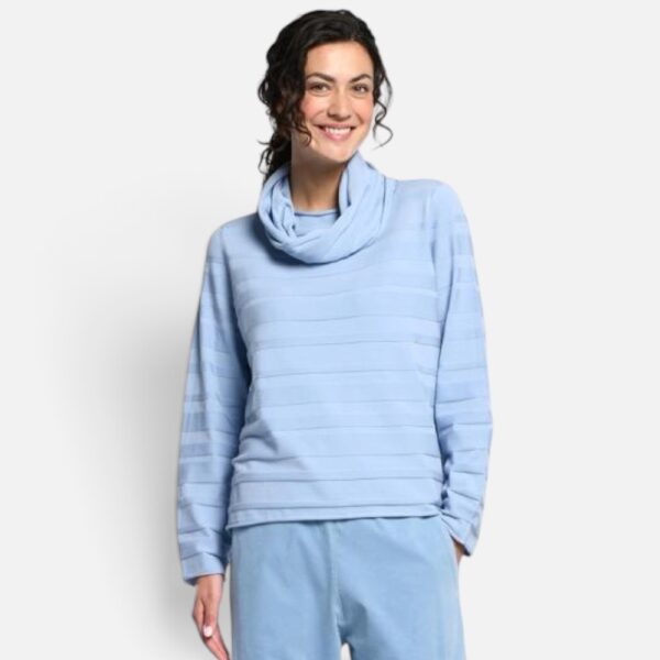 Bild 1 (Nahaufnahme mit Rollkragen): Vetono Damen Pullover kurz 9633-020 hellblau mit drapiertem Wasserfallkragen und Querstruktur Frontansicht Bild 2 (Ganzkörper mit Rollkragen): Hellblauer Vetono Strickpullover kurz Kastenform kombiniert mit weiter hellblauer Hose und Boots Bild 3 (Ganzkörper glatter Ausschnitt): Vetono Kurzpullover 9633-020 in Hellblau getragen mit U-Boot-Ausschnitt und passender weiter Hose Bild 4 (Halbkörper glatter Ausschnitt): Kurzer hellblauer Viskose Pullover von Vetono mit horizontalen Strukturstreifen und U-Boot-Kragen Bild 5 (Studio-Ganzkörper): Modisches Set von Vetono in Hellblau bestehend aus Kurz-Pullover aus Viskosemix und elastischer Freizeithose Bild 6 (Freigestelltes Produktfoto): Vetono Pullover kurz 9633-020 hellblau freigestellt auf weißem Hintergrund Produktbild Onlineshop