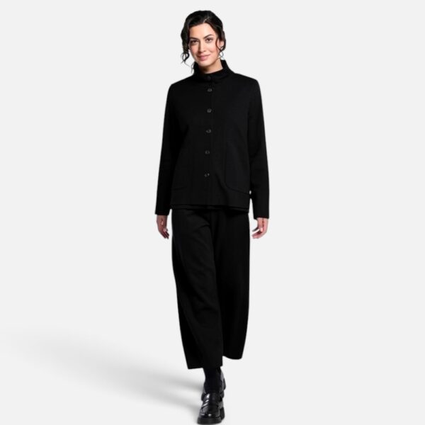 Bild 1 (Komplett-Look Schwarz): Vetono Damen Hose in Bouleform schwarz kombiniert mit passender schwarzer Knopfjacke und Halbschuhen Studioaufnahme Bild 2 (Nahaufnahme Tasche Schwarz): Schwarze Schlupfhose von Vetono in O-Form mit seitlicher Eingrifftasche und elastischem Bund Detailansicht Bild 3 (Rückansicht Schwarz): Elegante Vetono Ballonhose schwarz Rückansicht mit formgebenden Nähten an Gesäß und Knöcheln Bild 4 (Rückansicht Braun): Braune Vetono Bouleform Hose aus fließendem Viskose-Modal-Mix getragen mit grauen Chelsea Boots Rückansicht Bild 5 (Vorderansicht Braun): Damen Hose in O-Form braun von Vetono mit Taschen kombiniert mit grauen Wildleder Stiefeletten Bild 6 (Komplett-Look Braun mit grauem Pullover): Lässiger Alltagslook mit brauner Vetono Boule-Hose und grauem Oversize Strickpullover mit Wasserfallkragen