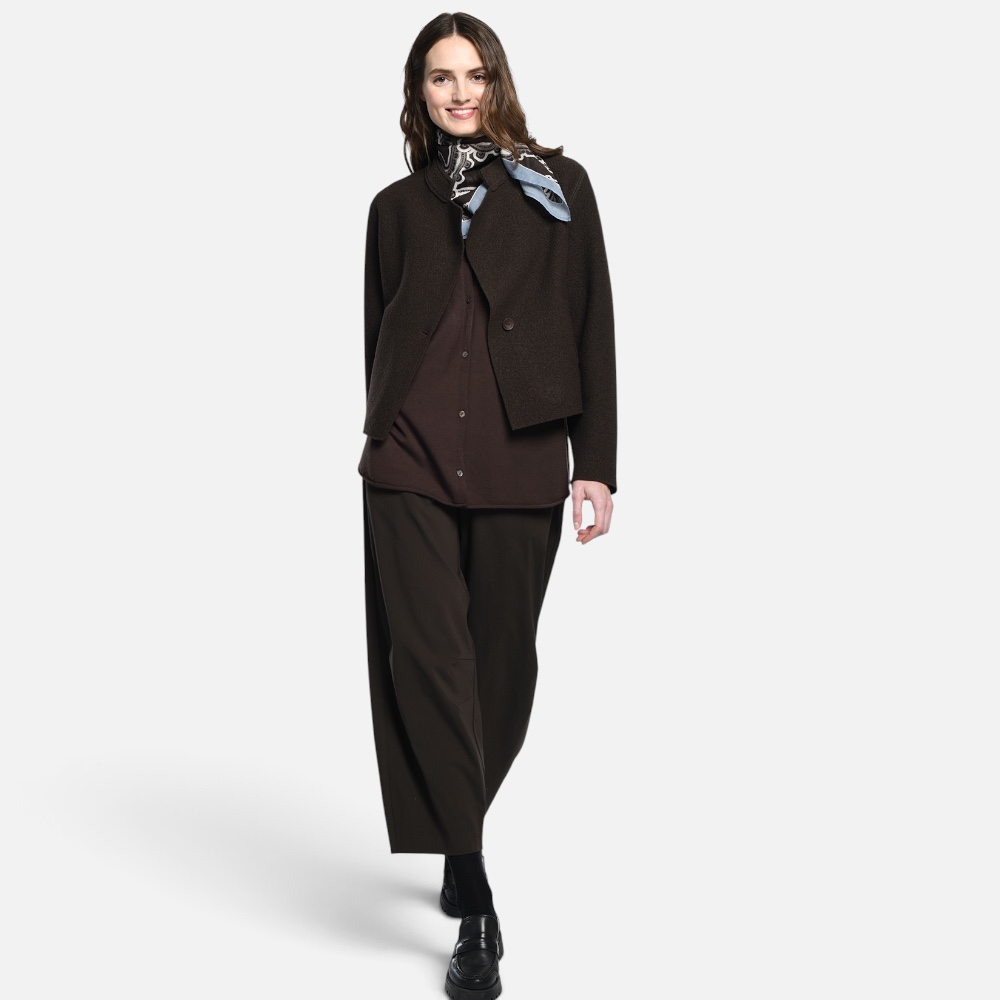 Bild 1 (Ganzkörper-Look Braun): Modell trägt schokobraune Vetono Bouleform Hose 9614-044 kombiniert mit dunkler Bluse kurzer Jacke und gemustertem Halstuch Bild 2 (Vorderansicht Braun): Vetono Damen Hose in O-Form schokobraun mit elastischem Bund und schwarzen Leder-Loafern Frontansicht Bild 3 (Seitenansicht Braun): Schokobraune Vetono Schlupfhose in Ballonform aus Viskosemix mit seitlicher Eingrifftasche Seitenansicht Bild 4 (Vorderansicht Schwarz): Elegante Vetono Boule-Hose 9614-044 schwarz mit flachem Komfortbund und schwarzen Plateau-Schuhen Bild 5 (Seitenansicht Schwarz): Schwarze Damen Ballonhose von Vetono mit Hand in der Tasche Detailansicht fließendes Stretch-Material