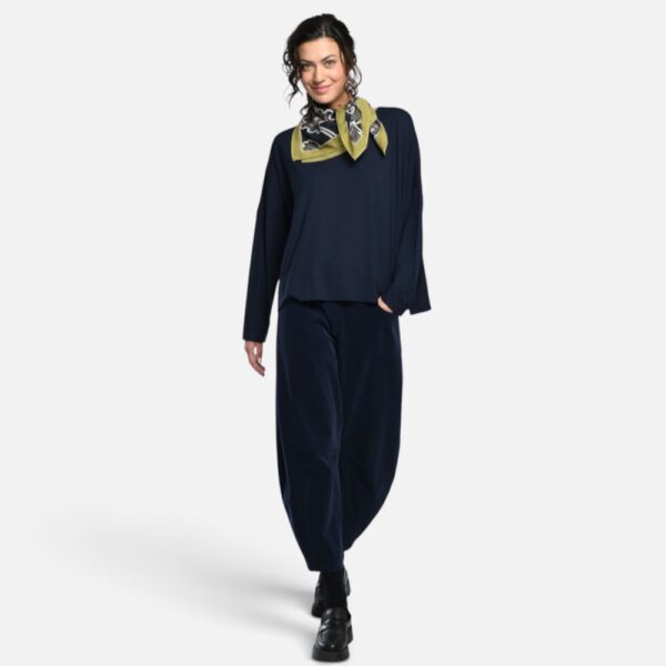 Bild 1 (Anthrazit Komplett-Look): Damen Outfit in Anthrazit mit Vetono Bouleform Hose 9654-043 weit geschnittenem Oberteil und olivgrünem Seidentuch Bild 2 (Anthrazit Detail Hose): Dunkelgrau anthrazitfarbene Vetono Schlupfhose in O-Form mit Hand in der Tasche und beigen Plateau-Stiefeletten Bild 3 (Taube Komplett-Look mit Shirt): Modell trägt taubengraue Vetono Ballonhose aus Baumwolle und passendes Langarmshirt mit Stehkragen Frontansicht Bild 4 (Taube Kombi mit Punkte-Jacke): Elegante Vetono Hose in Bouleform taube kombiniert mit cremefarbener Bluse und grauer Jacke mit weißen Punkten Bild 5 (Taube Detail Hose): Vetono Damen Hose 9654-043 in der Farbe Taube mit elastischem Bund und seitlichen Taschen Seitenansicht Bild 6 (Schoko Komplett-Look): Monochromer Look in Dunkelbraun mit schokobrauner Vetono Boule-Hose und farblich passendem Feinstrickpullover Bild 7 (Schoko Detail Hose): Dunkelbraune schokofarbene Vetono Schlupfhose aus elastischem Viskose-Baumwoll-Mix Detailansicht Taschen