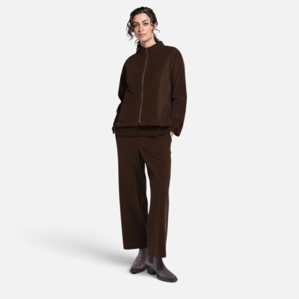 Bild 1 (Anthrazit Komplett-Look): Modell trägt anthrazitfarbene gerade Vetono Hose kombiniert mit langärmeligem gemustertem Shirt und schwarzen Plateau-Schuhen Bild 2 (Anthrazit Detail Hose): Gerade geschnittene Vetono Schlupfhose anthrazit mit aufgesetzten Vordertaschen und beigen Stiefeletten Detailansicht Bild 3 (Schoko Komplett-Look): Monochromes Set in Dunkelbraun mit gerader Vetono Hose und sportlicher Reizverschluss-Jacke sowie grauen Chelsea-Boots Bild 4 (Schoko Detail Hose): Schokobraune Damen Stretchhose von Vetono mit geradem Beinverlauf und elastischem Komfortbund Seitenansicht Bild 5 (Taupe Komplett-Look): Elegantes Damen Outfit mit gerader Vetono Hose in Taupe weitem salbeigrünem Oberteil und gemustertem Halstuch Bild 6 (Taupe Detail Hose): Hellbraune taubegraue Vetono Hose mit geradem Bein und Hand in der aufgesetzten Tasche Studioaufnahme