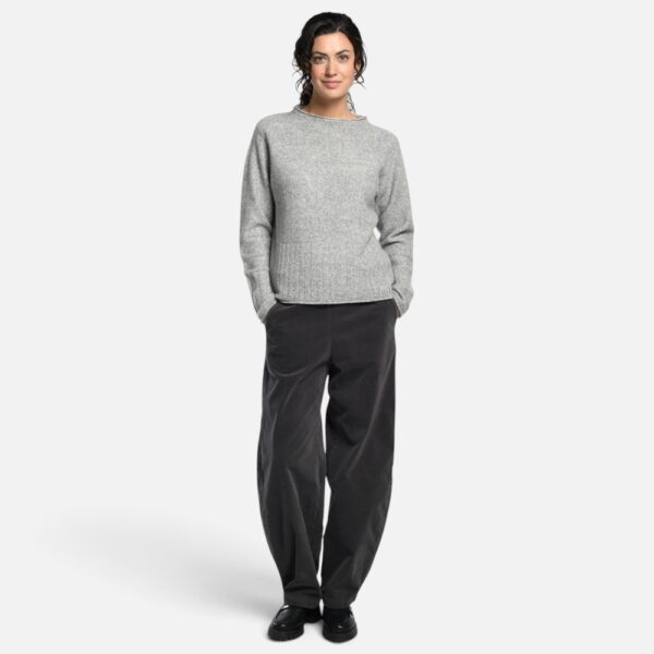 Bild 1 (Anthrazit mit hellgrauem Pullover): Modell trägt lange anthrazitfarbene Vetono Hose in Bouleform mit hellgrauem Feinstrickpullover und schwarzen Halbschuhen Bild 2 (Anthrazit Komplett-Look): Monochromer Look in Dunkelgrau mit weitem Vetono Langarmshirt und passender langer Hose in O-Form Bild 3 (Anthrazit Detail Tasche): Dunkelgraue lange Vetono Ballonhose aus Baumwoll-Viskose-Mix mit seitlicher Eingrifftasche Nahaufnahme Bild 4 (Anthrazit Rückansicht): Elegante lange Vetono Damen Schlupfhose in O-Form anthrazit Rückansicht mit elastischem Komfortbund Bild 5 (Schoko Komplett-Look): Herbstliches Outfit mit langer schokobrauner Vetono Boulehose und passender brauner Hemdbluse Frontansicht Bild 6 (Schoko Detail Tasche): Schokobraune lange Stretchhose von Vetono in bauchiger O-Form mit Hand in der Tasche Studioaufnahme Bild 7 (Schoko Rückansicht): Dunkelbraune lange Vetono Ballonhose 9654-048 aus elastischem Material Rückansicht Bild 8 (Taupe mit Cordjacke): Lässiges Layering-Outfit mit langer Vetono Hose in Bouleform Farbe Taupe und passender beigefarbener Feincord-Jacke Bild 9 (Taupe Detail Tasche): Lange Damen Hose in O-Form taupe von Vetono aus weicher Baumwolle und Viskose Detailansicht Bild 10 (Taupe Rückansicht): Lange Vetono Boulehose 9654-048 in der Farbe Top Taupe Rückansicht mit elastischem Dehnbund