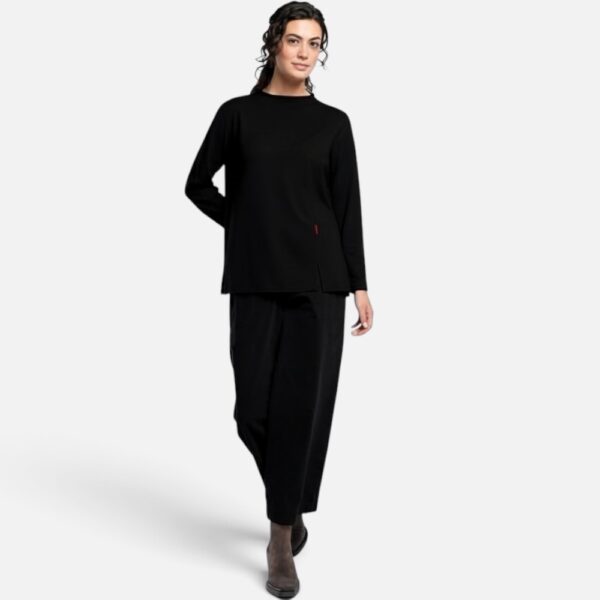Bild 1 (Schwarz Komplett-Look): Modell trägt schwarzen Vetono Feinstrickpullover 9633-025 mit Längsnaht kombiniert mit weit fallender schwarzer Hose und braunen Boots Bild 2 (Schwarz Produktfoto freigestellt): Schwarzer Vetono Damen Pullover aus Viskosemix mit feiner vertikaler Biese und kleinem Saumschlitz Studioaufnahme Bild 3 (Schoko Halbkörper-Look): Modell zeigt braunen schokofarbenen Vetono Pullover mit halsnahem Ausschnitt und Hand in der Tasche einer schwarzen Hose Bild 4 (Schoko Produktfoto freigestellt): Dunkelbrauner schokofarbener Feinstrickpullover von Vetono mit asymmetrischer Ziernaht Produktbild Onlineshop