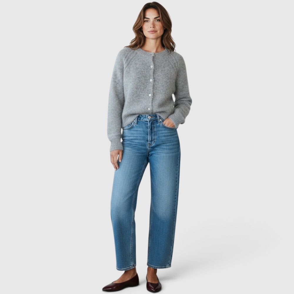 • Bild 1 (Ganzkörper mit Jeans): by-bar Falon Cardigan in Grau kombiniert mit Jeans und Loafers • Bild 2 (Nahaufnahme vorne): Detailansicht der Perlmuttknöpfe und des Rundhalsausschnitts am grauen Alpaca Cardigan • Bild 3 (Seitenansicht): Seitliche Ansicht der Falon Strickjacke mit sichtbarer Knopfleiste • Bild 4 (Rückenansicht): Rückenansicht der grauen Strickjacke mit Raglanärmeln • Bild 5 (Freisteller): Freigestellte Produktansicht der by-bar Falon Strickjacke in Grau