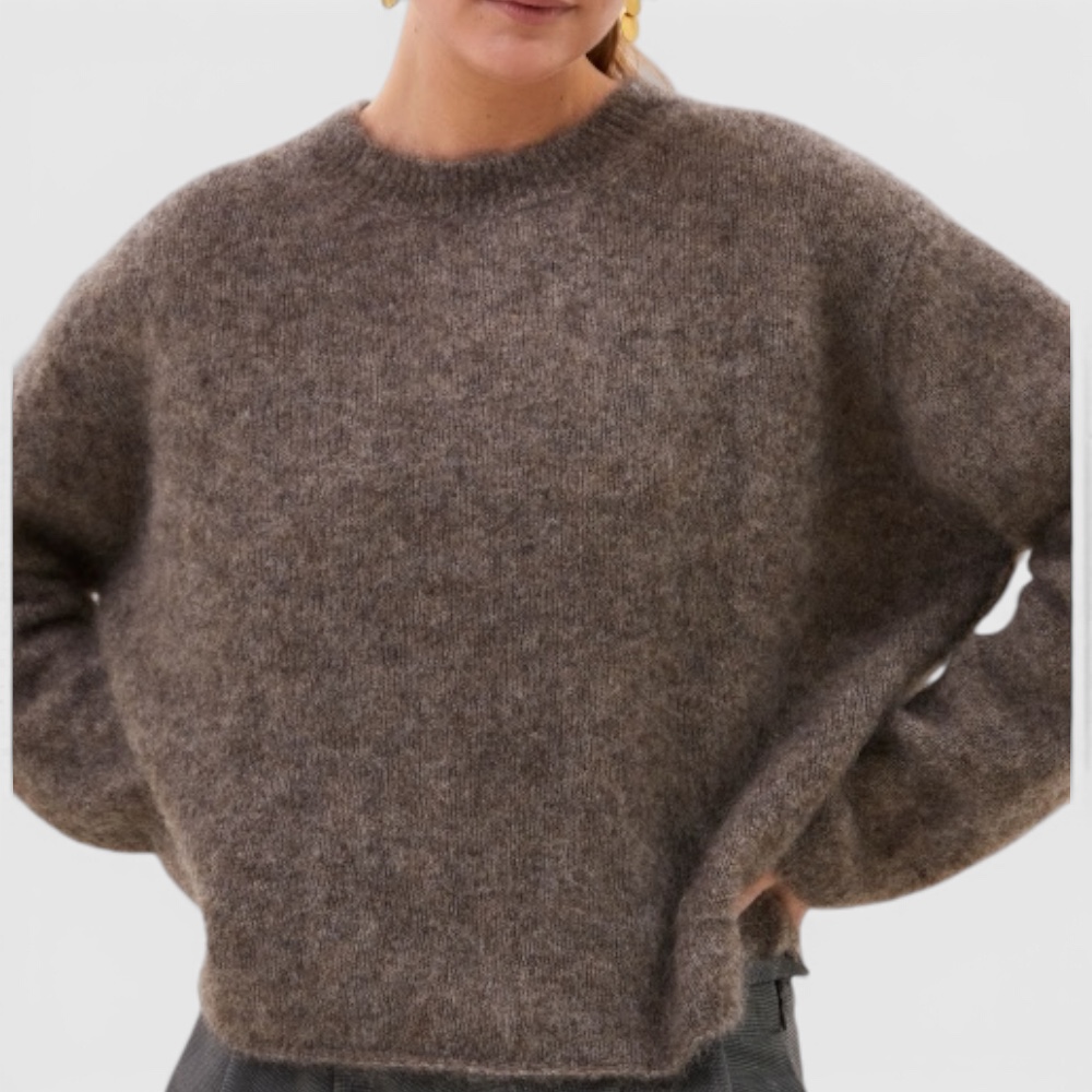 Bild 1 (Nahaufnahme vorne): Detailansicht des Rundhalsausschnitts am Alpaka-Mohair Pullover • Bild 2 (Frontansicht mit Hosentaschen): Oversized Passform des Vasile Pullovers in Taupe von vorne • Bild 3 (Seitenansicht): Seitliche Ansicht der voluminösen Silhouette des Vasile Pullovers • Bild 4 (Rückenansicht): Rückenansicht des melierten Pullovers in lockerer Passform • Bild 5 (Freisteller): Freigestellte Produktansicht des by-bar Vasile Pullovers in Taupe