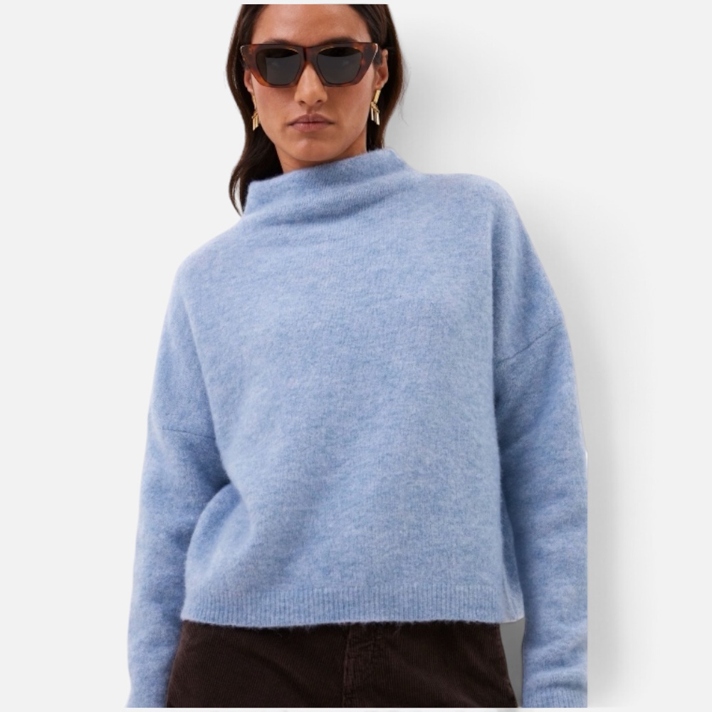 Bild 1 (Nahaufnahme mit Sonnenbrille): by-bar Pullover in Hellblau mit Stehkragen, Nahaufnahme • Bild 2 (Ganzkörper frontal): Hellblauer Alpaka-Pullover kombiniert mit brauner Cordhose • Bild 3 (Seitenansicht): Seitliche Ansicht des Pullovers mit Stehkragen und weiten Ärmeln • Bild 4 (Rückenansicht): Rückenansicht des hellblauen Pullovers in normaler Passform • Bild 5 (Freisteller): Freigestellte Produktansicht des by-bar Pullovers in Hellblau