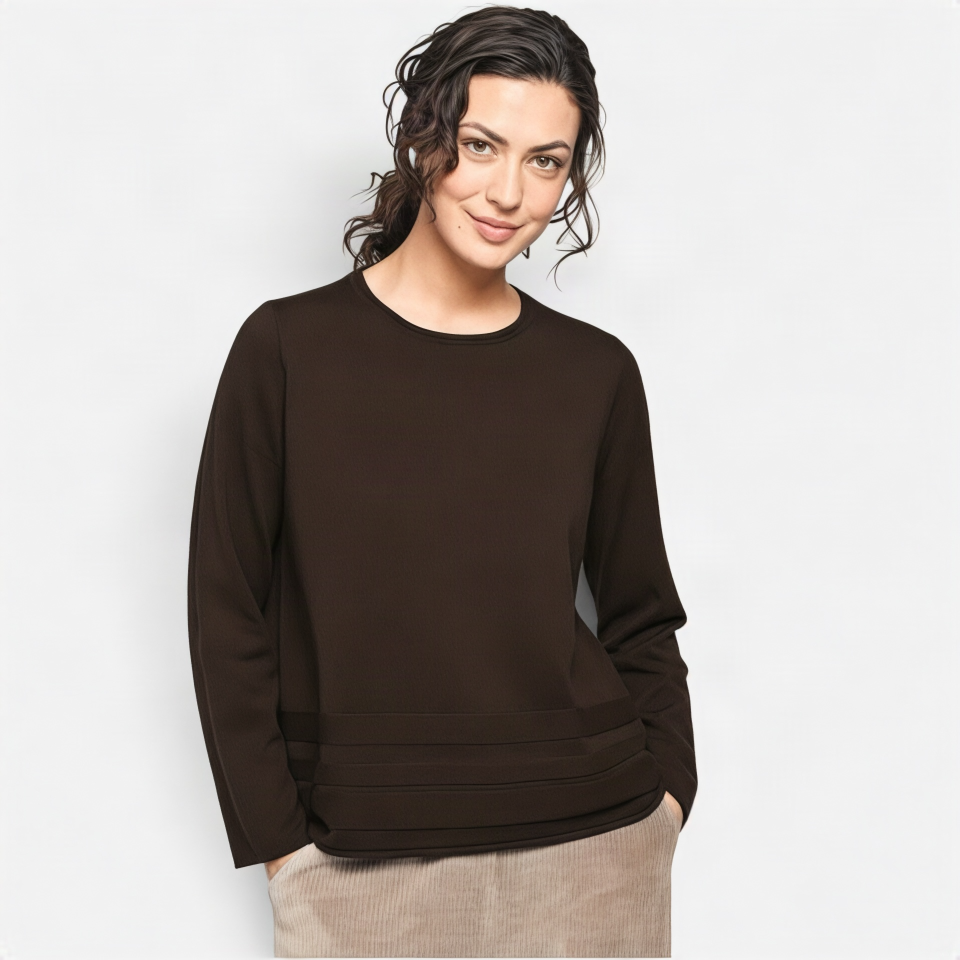 Bild 1 (Model stehend, Schokobraun mit Hose): Frau trägt Rundhals-Pullover in Schokobraun mit Rippenbund-Saum und olivgrüner Stoffhose • Bild 2 (Model, Schwarz, Nahaufnahme): Frau trägt schwarzen Rundhals-Pullover mit Rippenbund-Saum • Bild 3 (Model, Schokobraun, Nahaufnahme): Frau trägt Rundhals-Pullover in Schokobraun mit Rippenbund-Saum • Bild 4 (Freisteller Schwarz): Schwarzer Rundhals-Pullover mit Rippenbund-Saum, Freisteller • Bild 5 (Freisteller Schokobraun): Rundhals-Pullover in Schokobraun mit Rippenbund-Saum, Freisteller • Bild 6 (Freisteller Hellblau): Rundhals-Pullover in Hellblau mit Rippenbund-Saum, Freisteller