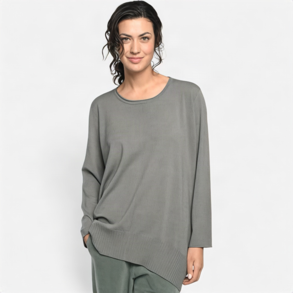 • Bild 1: Frau trägt oversized Pullover in Eukalyptus mit rundem Ausschnitt und grüner Stoffhose • Bild 2: Ganzkörperansicht Pullover in A-Form in Eukalyptus kombiniert mit weiter grüner Hose und Stiefeletten • Bild 3: Seitenansicht oversized Pullover in Eukalyptus mit geripptem Saum • Bild 4: Produktfoto Pullover in A-Form in Eukalyptus freigestellt • Bild 5: Produktfoto Pullover in A-Form in •Bild 6 Frau im schwarzen Pullover lachend, • Bild 7 Schwarz freigestellt