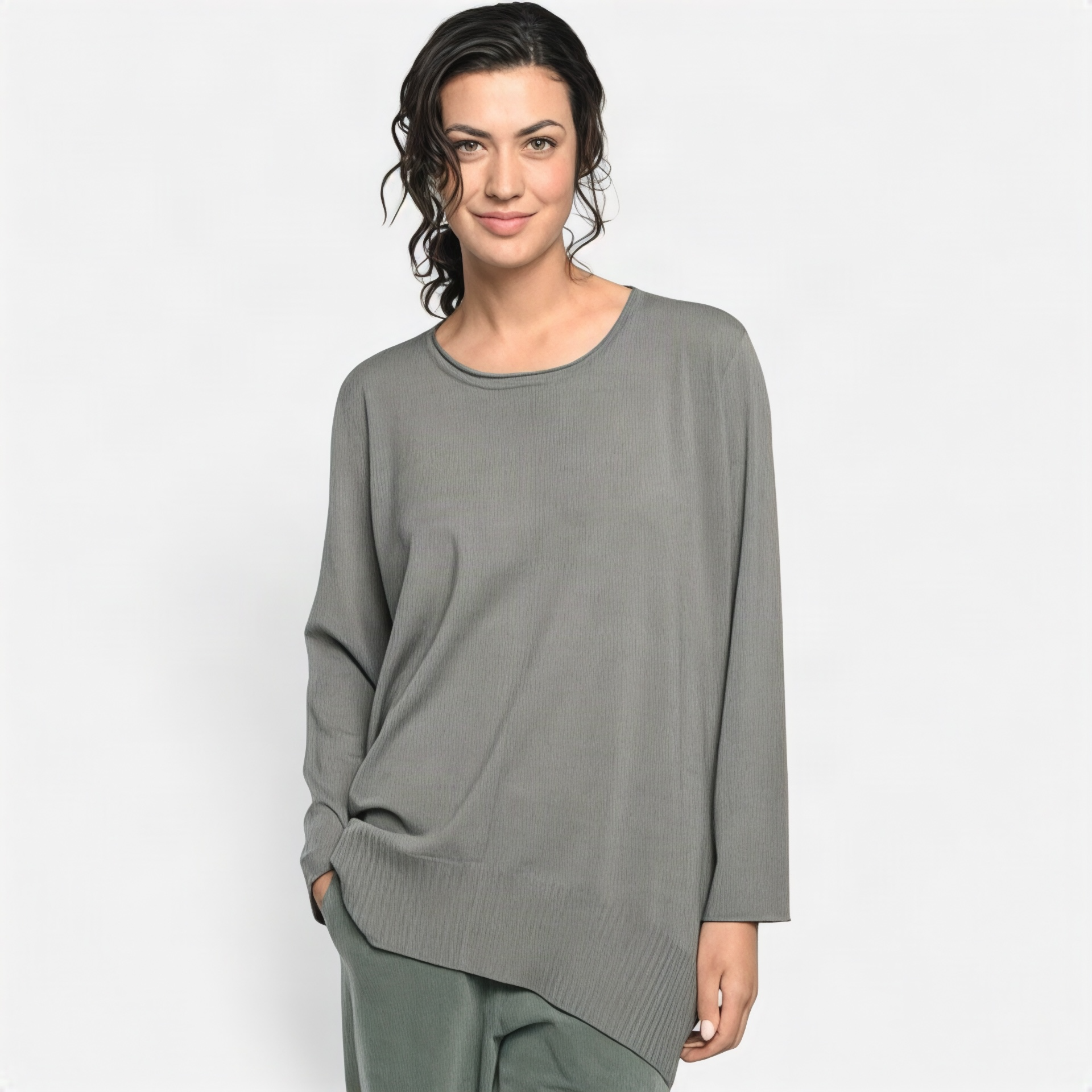 • Bild 1: Frau trägt oversized Pullover in Eukalyptus mit rundem Ausschnitt und grüner Stoffhose • Bild 2: Ganzkörperansicht Pullover in A-Form in Eukalyptus kombiniert mit weiter grüner Hose und Stiefeletten • Bild 3: Seitenansicht oversized Pullover in Eukalyptus mit geripptem Saum • Bild 4: Produktfoto Pullover in A-Form in Eukalyptus freigestellt • Bild 5: Produktfoto Pullover in A-Form in •Bild 6 Frau im schwarzen Pullover lachend, • Bild 7 Schwarz freigestellt